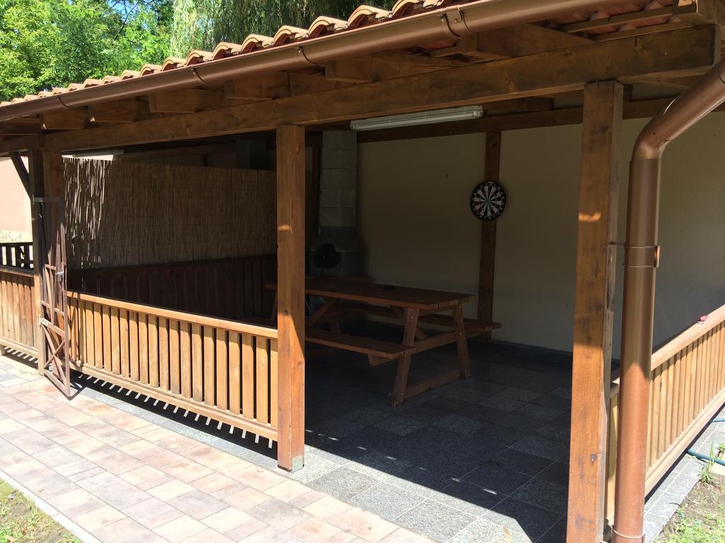 Csaladi Villa Balatonszárszó Zewnętrze zdjęcie